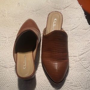 CL by Laundry Brown Croc-Embossed Slip-On Mules